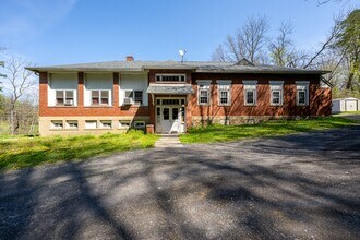Building Photo - 480 Spruce Hollow Rd