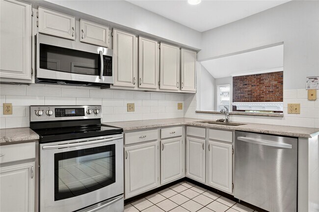 Building Photo - 1010 Thoreau Ct