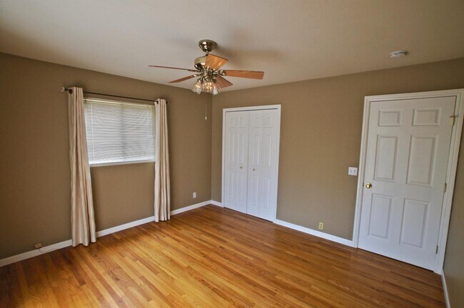 Building Photo - 3074 Greentree Way