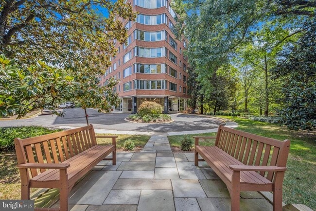 Foto del edificio - 4200 Cathedral Ave NW