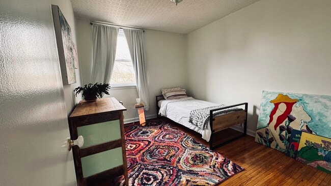 Bedroom with twin - 2353 2nd St