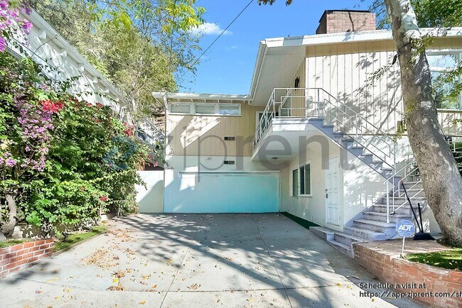 Foto del edificio - 2122 N Beverly Glen Blvd