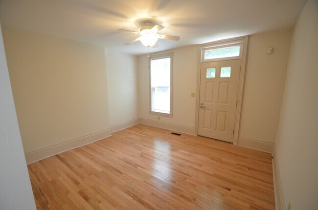 Living room - 498 E Beck St