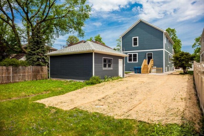 Building Photo - 4 bedroom in Elmhurst IL 60126