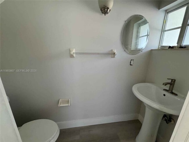 Foto del edificio - 5736 Tyler St