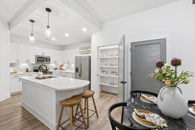 Building Photo - Linz Bayview