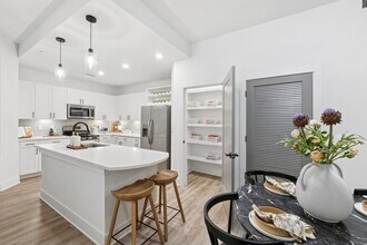 Building Photo - Linz Bayview