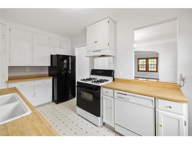 kitchen - 5421 Chicago Ave