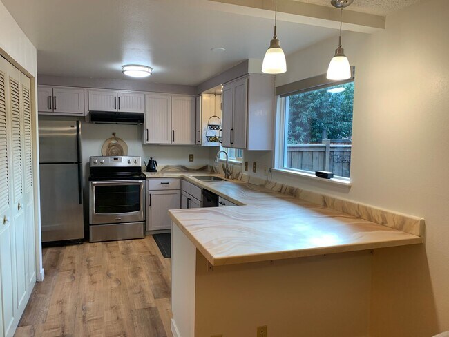 Building Photo - 2-Bedroom 2-Bathroom duplex in Harlow neig...