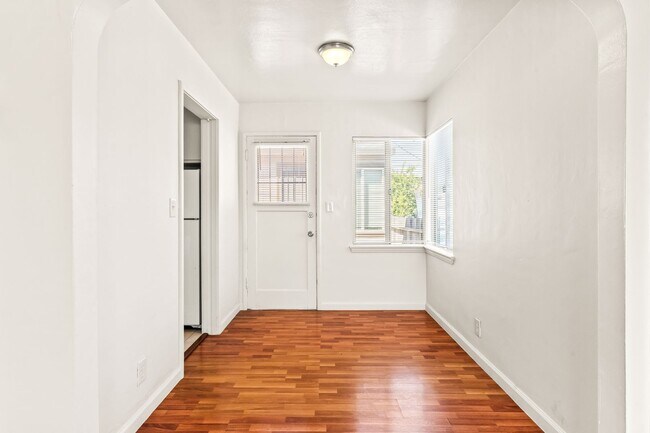 Foto del edificio - Renovated 1-Bedroom with Gated Parking & Garbage Paid!