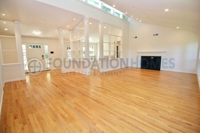 Foto del edificio - 309 Crown Rd