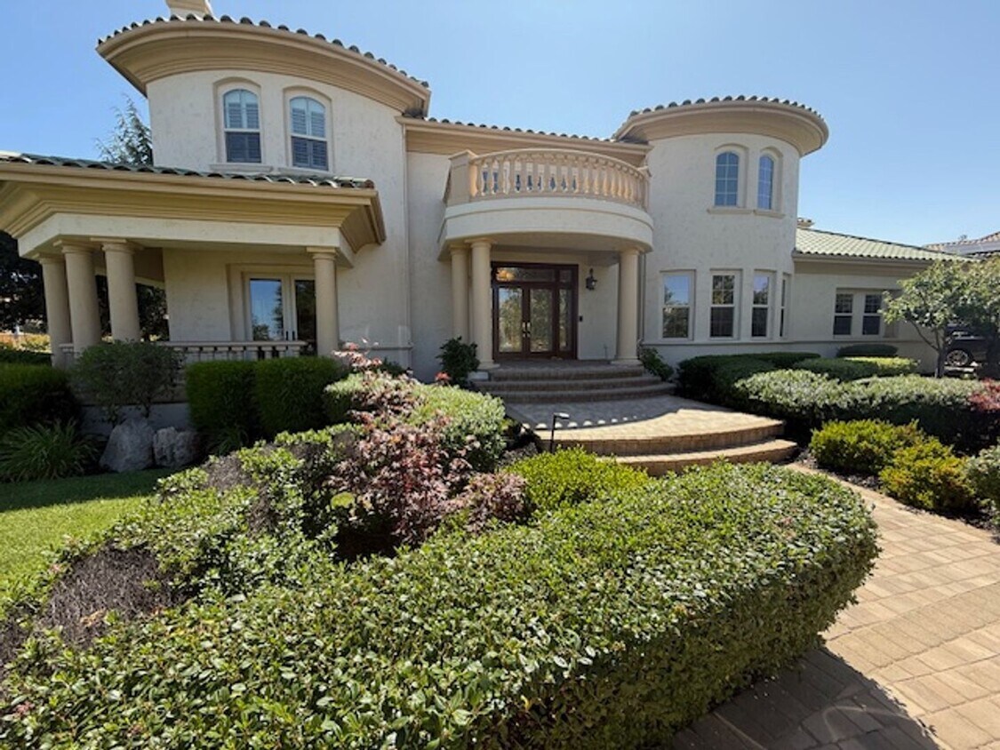 Foto principal - Luxury Two-Story 4BD/4.5BA Home, Located i...