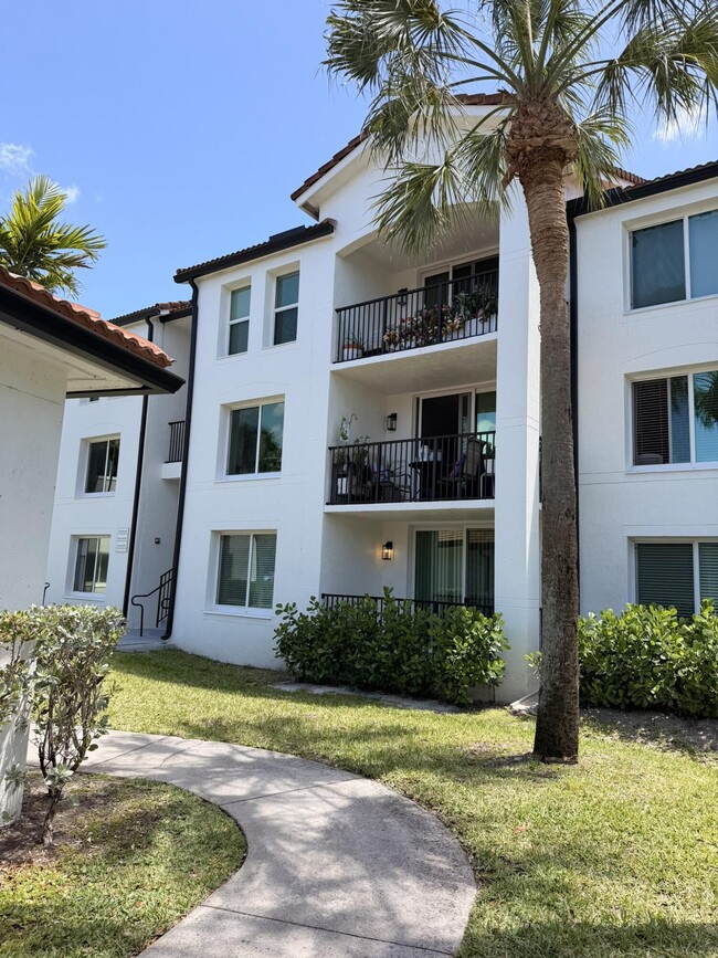 Building Photo - 1103 Villa Cir