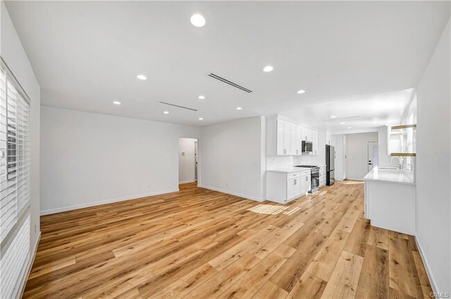 Foto del edificio - 6350 Woodlake Ave