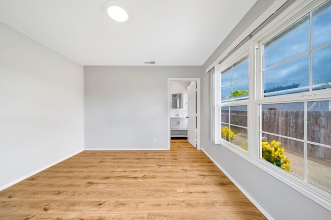 Building Photo - 4/Bed, 4/Bath Home with Parking, Washer/ Dryer and Spa, Close to Chapman University/ Orange Circle