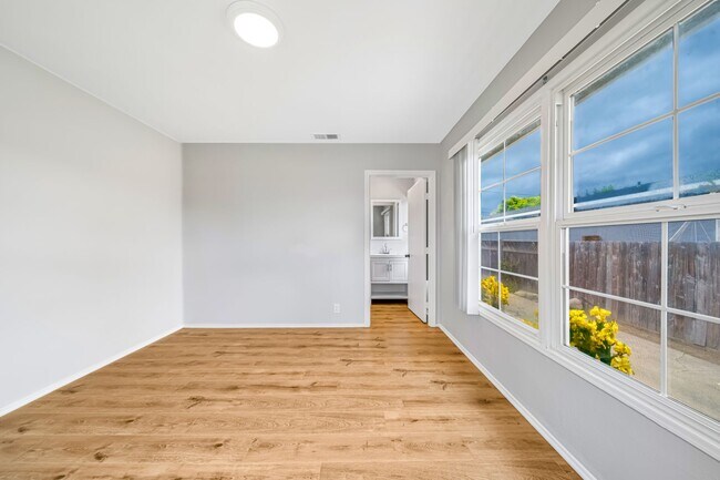 Foto del edificio - 4/Bed, 4/Bath Home with Parking, Washer/ Dryer and Spa, Close to Chapman University/ Orange Circle