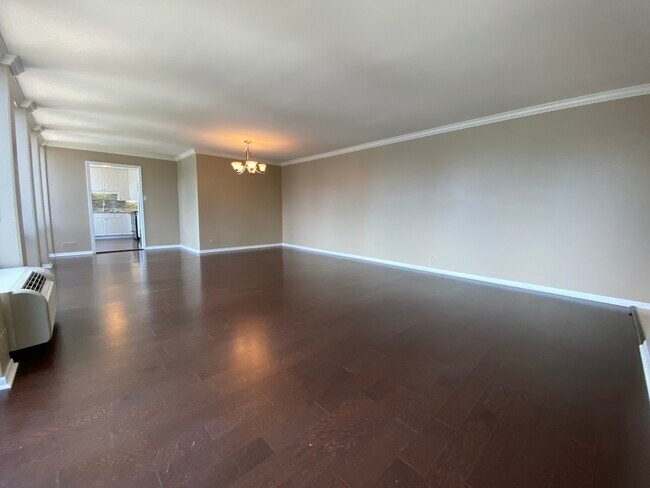 Building Photo - 111 E Chestnut St