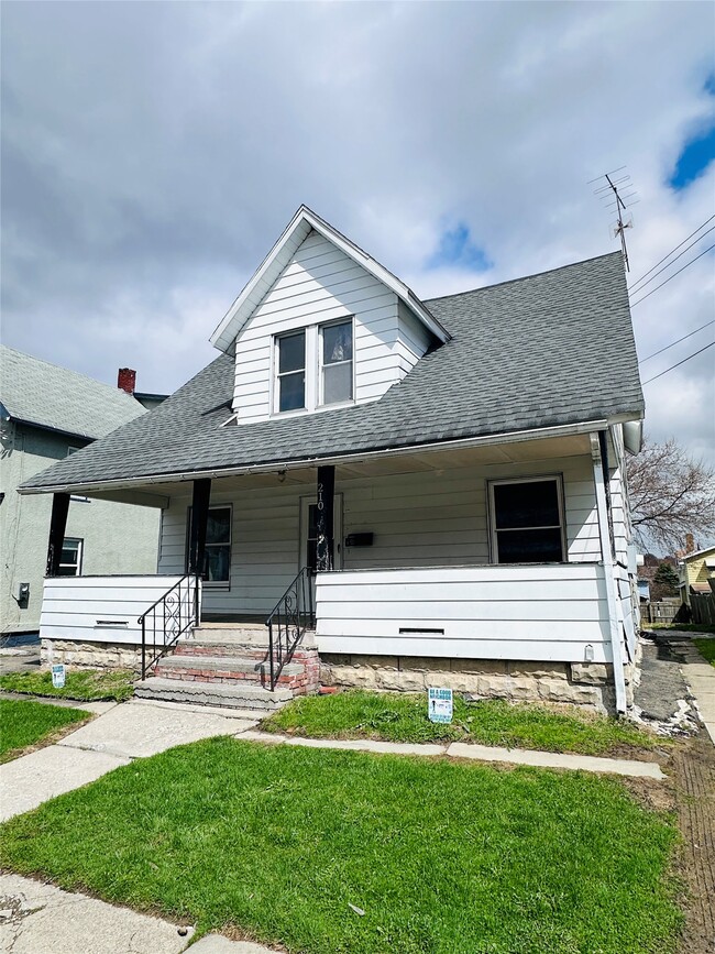 Building Photo - 210 Squires Ave