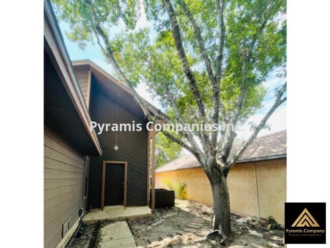 Building Photo - 12519 Valle Dezavala