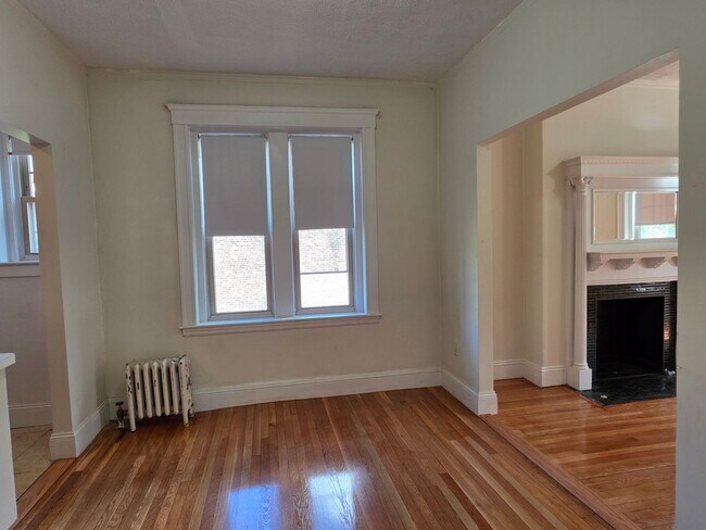 Building Photo - No Brokers Fee, No Security Deposit, Heat ...
