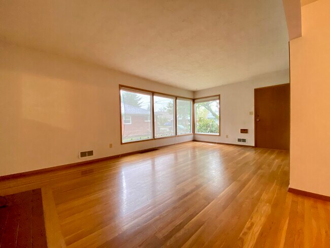 Living room lots of natural light - 7316 N Princeton St