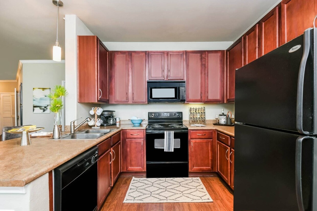 Foto principal - Spacious Style Meets Comfort | Move In Today!