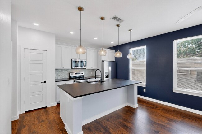 Building Photo - 800 S Welch St