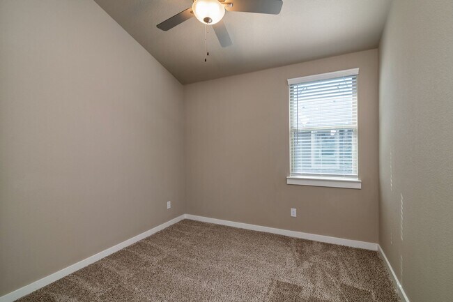 Foto del edificio - AVAILABLE NOW! GORGEOUS 2 BEDROOM FOUR PLE...