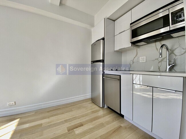 Building Photo - 320 East 42nd Street