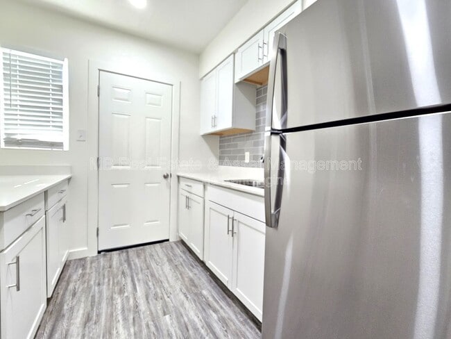 Photo - 1519 E Oak St Apartment