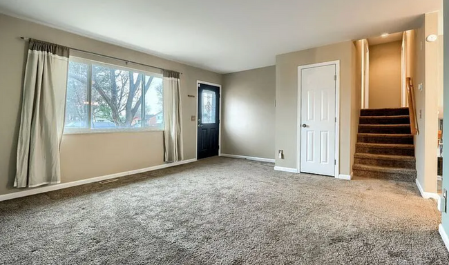 Foto del edificio - Charming & Spacious 5-Bedroom Home! Detach...