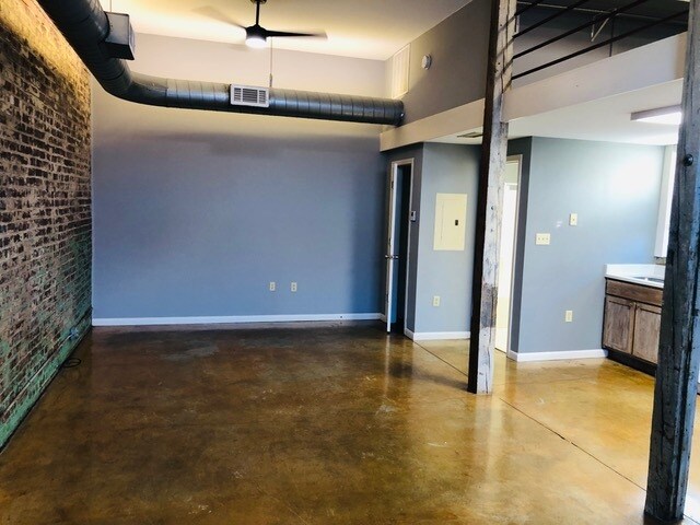 Building Photo - 505 S Main St