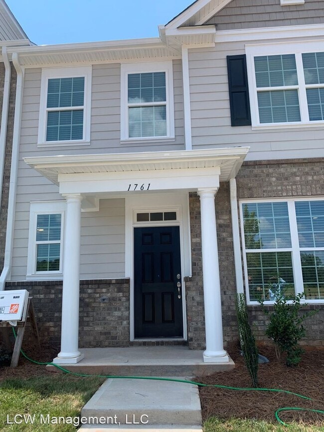 Building Photo - 3 br, 2.5 bath House - 1761 Welden Village...