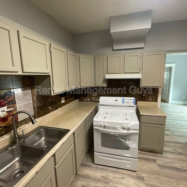 Foto del edificio - 2931 N Bryant Ave