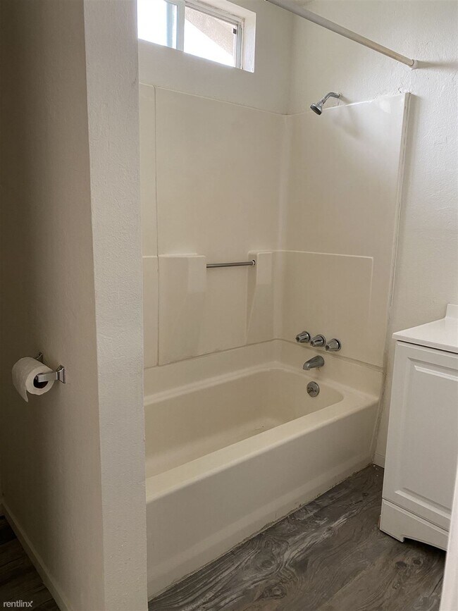 Building Photo - 2 br, 1 bath House - 415 E 10th St