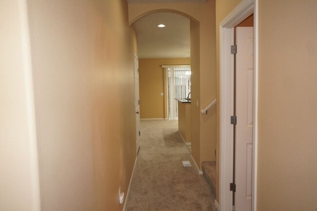 Building Photo - 4 bedroom Orenco Garden pet friendly house