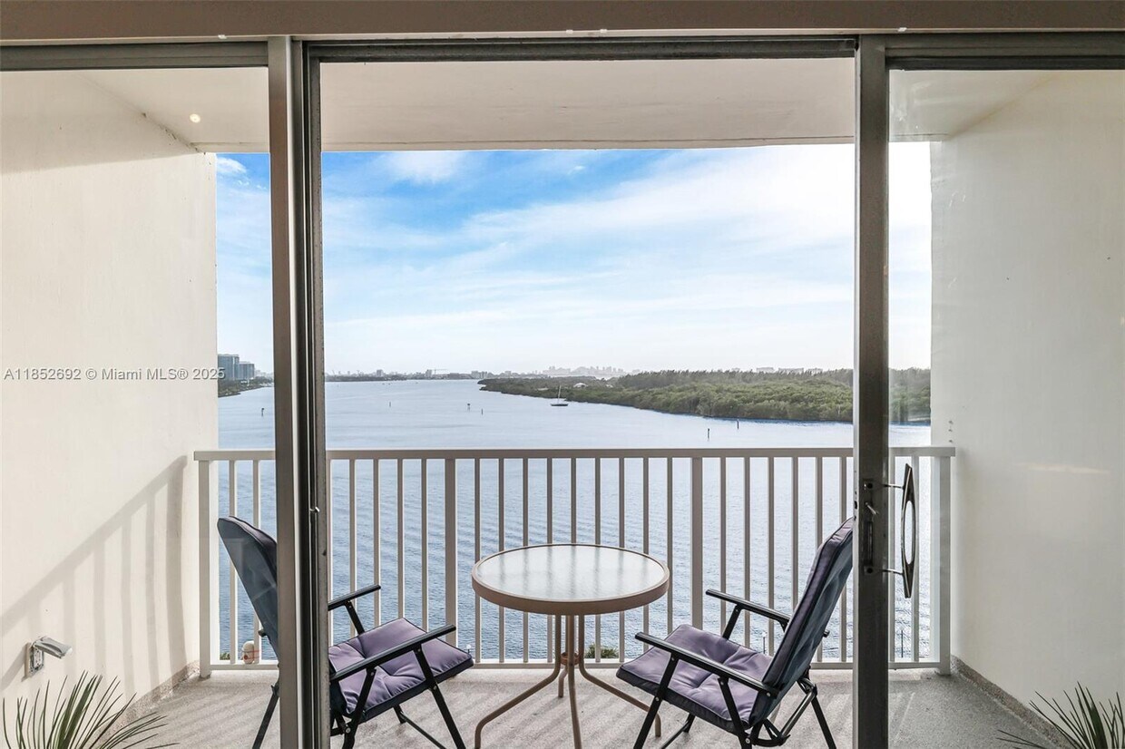 Foto principal - 300 Bayview Dr