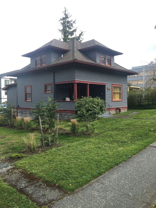 Building Photo - 5 Bedroom 2 Bath House Close to Campus and...