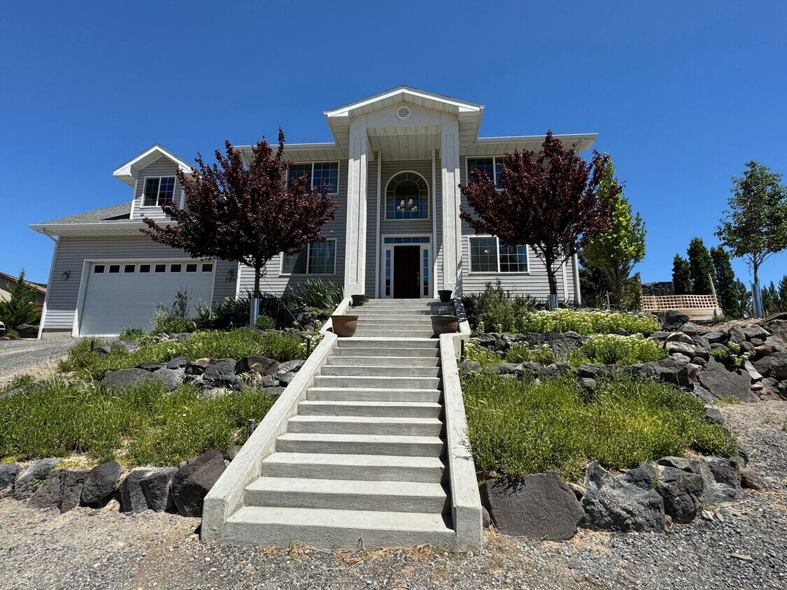 Primary Photo - Spacious Canyon Home