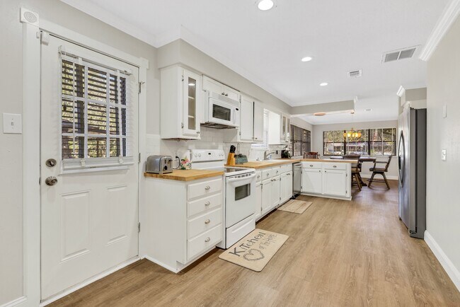 Foto del edificio - 148 S Oak Bluff St
