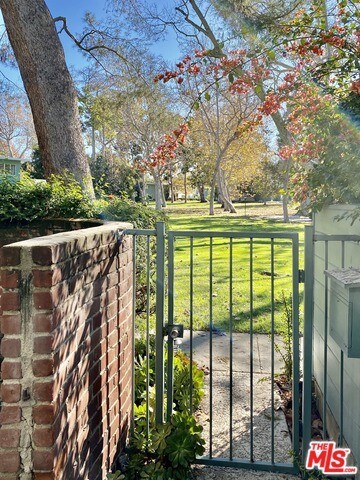 Foto del edificio - 5283 1/2 Village Green