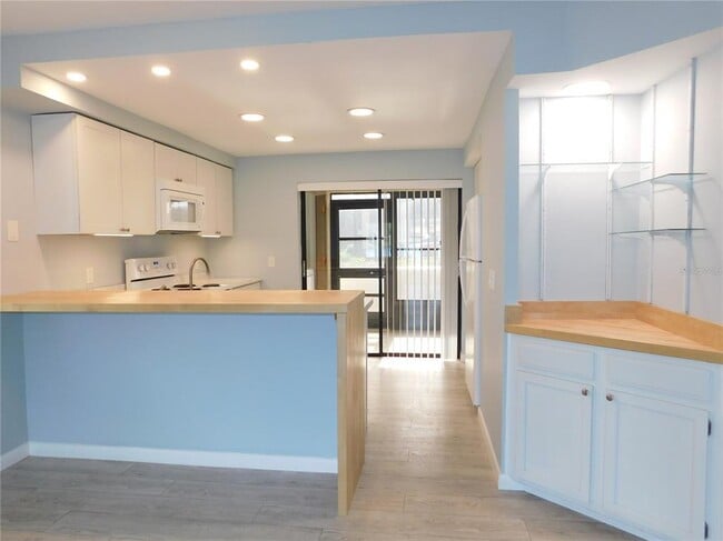 Building Photo - 331 Woodlake Wynde