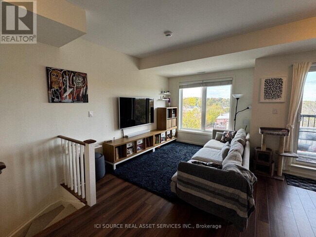 Building Photo - 487 Queen St