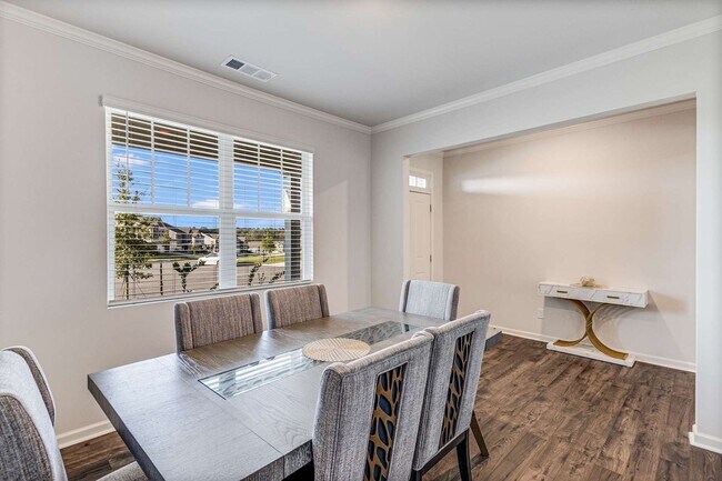 Foto del edificio - Like New - First Class Amenities