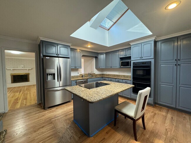Building Photo - 5 Bedroom 3 Bath with Full Basement on 1 a...