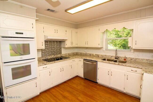 Building Photo - 203 Cypress Dr