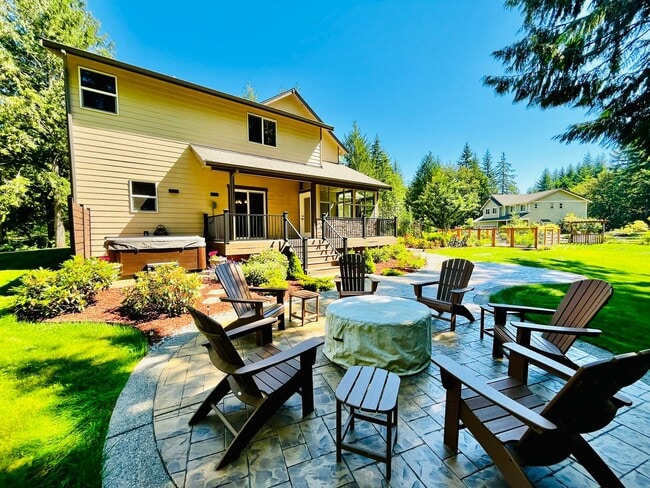 Building Photo - Quality PNW Poulsbo Home on 5 Acres, Close...