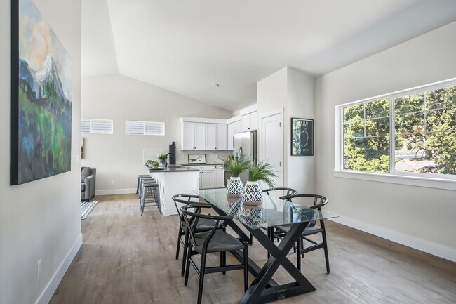 Foto del edificio - New 2 Bed/1 Bath Duplex Apartment with Two...