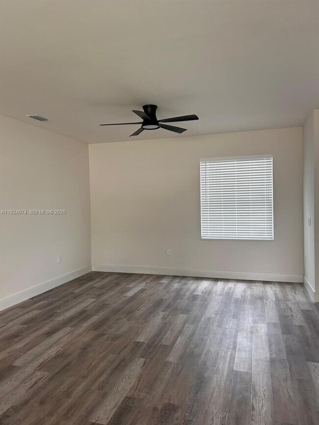 Foto del edificio - 710 Bedford Point Ave