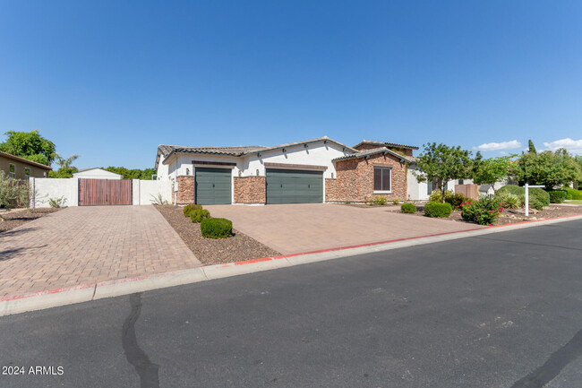Building Photo - 3916 E Encanto St